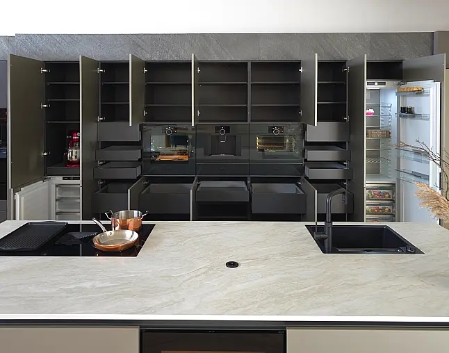 TOP-AKTUELLE HIGH-END GERÄTEAUSSTATTUNG VON GAGGENAU: Backofen mit 300°C -Backstein + separater Dampfbackofen (beide  mit Kerntemperatursensor) + Kaffeeautomat + Wärmeschublade + Vakuumierer! berbel Muldenlüfter mit Infinity-Kochfeld u. permalyt-Filter!