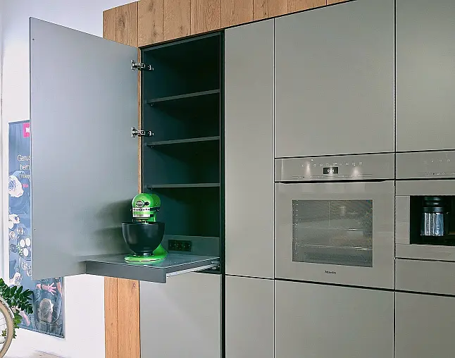 Miele Combi-Dampfgarer m. HydroClean + Backofen m. Kernthermometer, Klimagaren &amp; Pyrolyse + Kaffeeautomat + Wärmeschublade + Gefrierer + XL-Kühlschrank m. Frischschubladen + Geschirrspüler. berbel Muldenlüfter m. Indukt. &amp; permalyt. 2Zonen-Weinkühlschrank