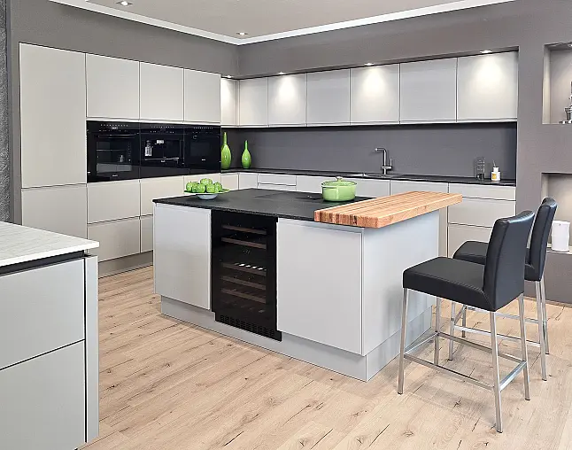 TOP GERÄTEAUSSTATTUNG! Pyrolyse-Backofen mit Kerntemperatursensor, Kombidampfgarer, Kaffeevollautomat, Wärmeschublade, berbel permalyt-Muldenlüfter mit Induktion, Kühlschrank mit Frische-Schubladen &amp; NoFrost-Gefrierer, 2-Zonen-Weinklimaschrank!