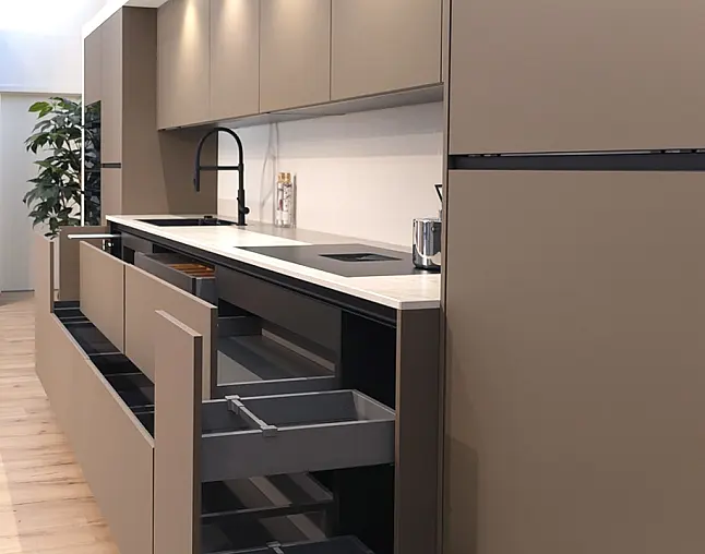 TOP-MIELE-GERÄTEAUSSTATTUNG mit Backofen, Dampfbackofen und Kaffeevollautomat! berbel Muldenlüfter mit permalyt-Filter &amp; Induktionskochfeld! Komfortabel höher platzierter Geschirrspüler! Weinklimaschrank &amp; großer Kühlschrank mit 4-Sterne-Gefrierfach!