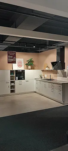 Moderne Winkelküche in Weiß mit Akzenten in Kiruna-Birke Nachbildung