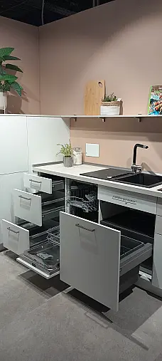 Moderne Winkelküche in Weiß mit Akzenten in Kiruna-Birke Nachbildung