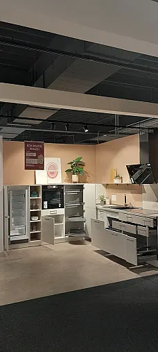 Moderne Winkelküche in Weiß mit Akzenten in Kiruna-Birke Nachbildung