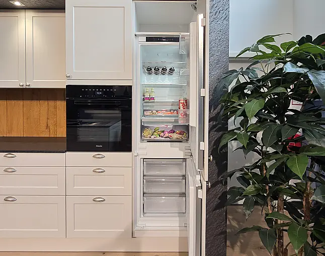 AUCH DIE GERÄTEAUSSTATTUNG IST TRAUMHAFT: Top Kombidampfbackofen, Einbau-Kaffeeautomat, Wärmeschublade, NoFrost-Gefrierer, 2-Zonen-Weinkühler, berbel Performance-Muldenlüfter mit permalyt-Filter. FLEXIBEL AUFSTELLBAR! Upgrade Blanco-Wassersystem möglich!