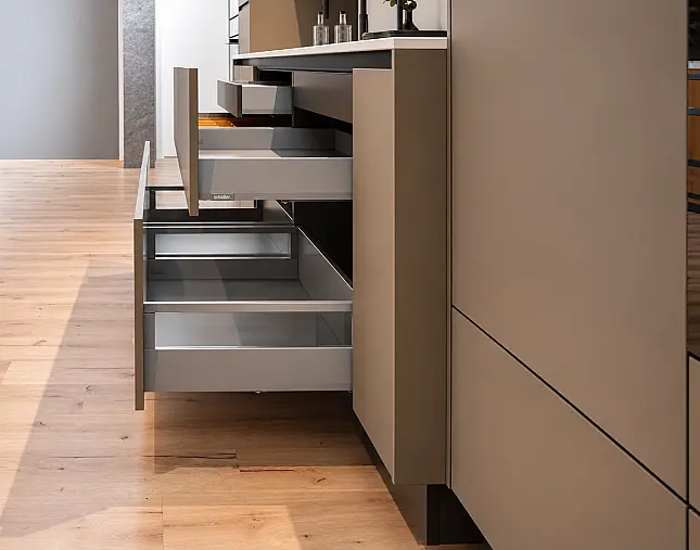 TOP-MIELE-GERÄTEAUSSTATTUNG mit Backofen, Dampfbackofen und Kaffeevollautomat! berbel Muldenlüfter mit permalyt-Filter &amp; Induktionskochfeld! Komfortabel höher platzierter Geschirrspüler! Weinklimaschrank &amp; großer Kühlschrank mit 4-Sterne-Gefrierfach!