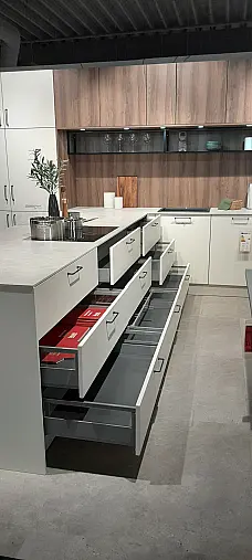 Großzügig gestaltete Einbauküche in T-Form mit hochwertiger Keramik-Arbeitsplatte