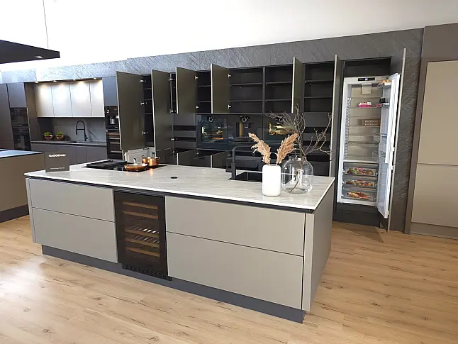 TOP-AKTUELLE HIGH-END GERÄTEAUSSTATTUNG VON GAGGENAU: Backofen mit 300°C -Backstein + separater Dampfbackofen (beide  mit Kerntemperatursensor) + Kaffeeautomat + Wärmeschublade + Vakuumierer! berbel Muldenlüfter mit Infinity-Kochfeld u. permalyt-Filter!