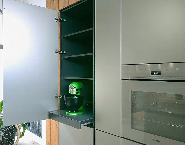Miele Combi-Dampfgarer m. HydroClean + Backofen m. Kernthermometer, Klimagaren &amp; Pyrolyse + Kaffeeautomat + Wärmeschublade + Gefrierer + XL-Kühlschrank m. Frischschubladen + Geschirrspüler. berbel Muldenlüfter m. Indukt. &amp; permalyt. 2Zonen-Weinkühlschrank
