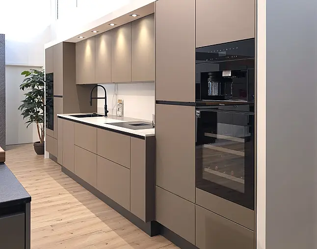 TOP-MIELE-GERÄTEAUSSTATTUNG mit Backofen, Dampfbackofen und Kaffeevollautomat! berbel Muldenlüfter mit permalyt-Filter &amp; Induktionskochfeld! Komfortabel höher platzierter Geschirrspüler! Weinklimaschrank &amp; großer Kühlschrank mit 4-Sterne-Gefrierfach!