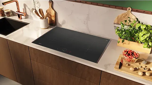 Set T69HVD: Induktionskochfeld T58YHV4C0 aufliegend 80 cm, Seitliche Lisenen Z9802PFDY0 deep black   ***950