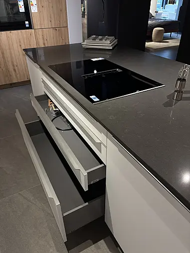 Elegante Küche mit Kochinsel, hochwertiger Quarzkomposit Arbeitsplatte + Zugangstür zu HWR