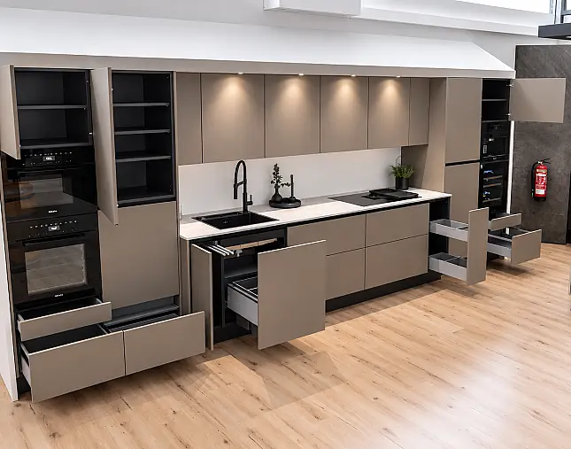 TOP-MIELE-GERÄTEAUSSTATTUNG mit Backofen, Dampfbackofen und Kaffeevollautomat! berbel Muldenlüfter mit permalyt-Filter &amp; Induktionskochfeld! Komfortabel höher platzierter Geschirrspüler! Weinklimaschrank &amp; großer Kühlschrank mit 4-Sterne-Gefrierfach!