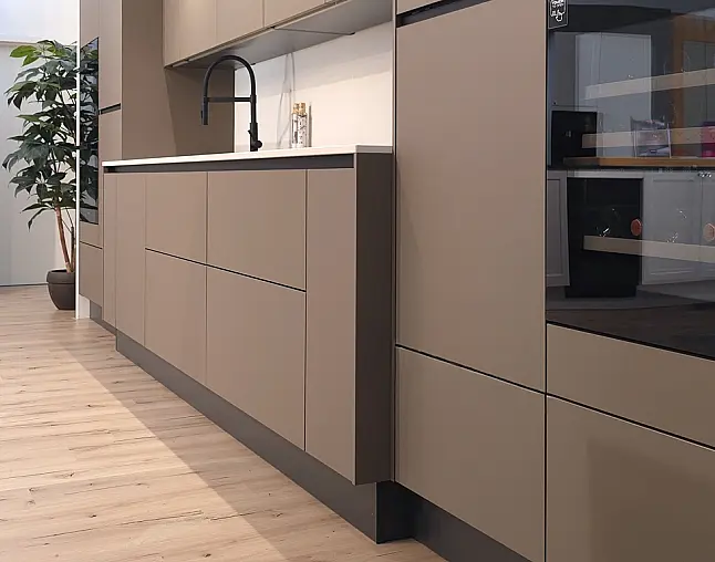 TOP-MIELE-GERÄTEAUSSTATTUNG mit Backofen, Dampfbackofen und Kaffeevollautomat! berbel Muldenlüfter mit permalyt-Filter &amp; Induktionskochfeld! Komfortabel höher platzierter Geschirrspüler! Weinklimaschrank &amp; großer Kühlschrank mit 4-Sterne-Gefrierfach!