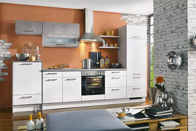 Stilvolle und komplett ausgestattete Küchenblock-Lösung, die modernes Beton-Design mit harmonischen Akzenten verbindet.