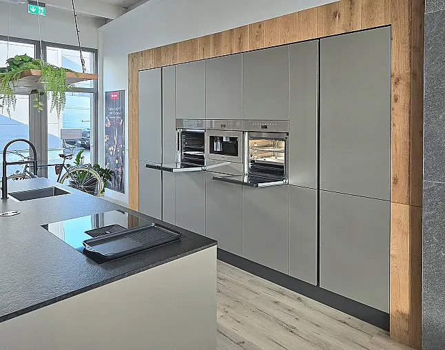 Miele Combi-Dampfgarer m. HydroClean + Backofen m. Kernthermometer, Klimagaren &amp; Pyrolyse + Kaffeeautomat + Wärmeschublade + Gefrierer + XL-Kühlschrank m. Frischschubladen + Geschirrspüler. berbel Muldenlüfter m. Indukt. &amp; permalyt. 2Zonen-Weinkühlschrank