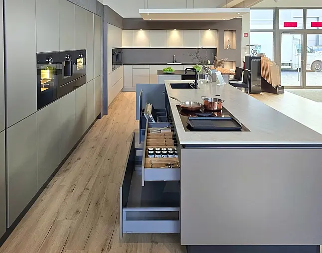 TOP-AKTUELLE HIGH-END GERÄTEAUSSTATTUNG VON GAGGENAU: Backofen mit 300°C -Backstein + separater Dampfbackofen (beide  mit Kerntemperatursensor) + Kaffeeautomat + Wärmeschublade + Vakuumierer! berbel Muldenlüfter mit Infinity-Kochfeld u. permalyt-Filter!