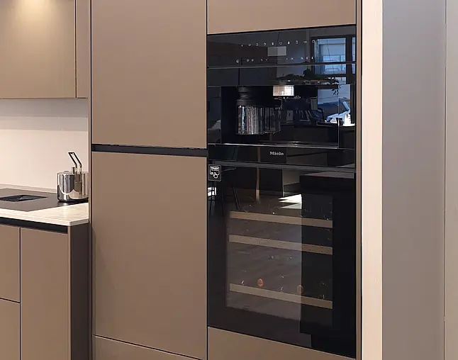 TOP-MIELE-GERÄTEAUSSTATTUNG mit Backofen, Dampfbackofen und Kaffeevollautomat! berbel Muldenlüfter mit permalyt-Filter &amp; Induktionskochfeld! Komfortabel höher platzierter Geschirrspüler! Weinklimaschrank &amp; großer Kühlschrank mit 4-Sterne-Gefrierfach!