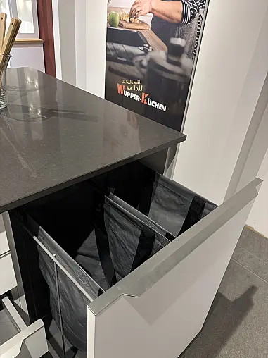 Elegante Küche mit Kochinsel, hochwertiger Quarzkomposit Arbeitsplatte + Zugangstür zu HWR