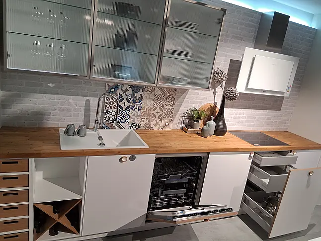 Moderne Design-Küche Schüller SMA Strato Matt in Kristallweiß matt AFP mit H749 Asteiche natur geölt