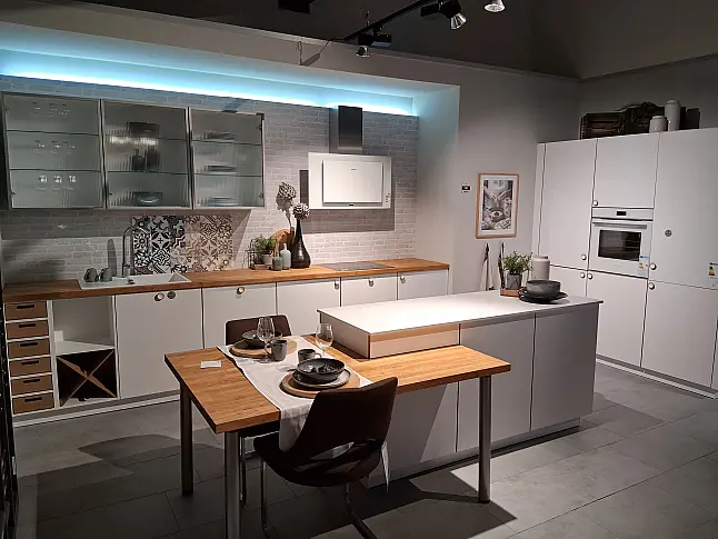 Moderne Design-Küche Schüller SMA Strato Matt in Kristallweiß matt AFP mit H749 Asteiche natur geölt