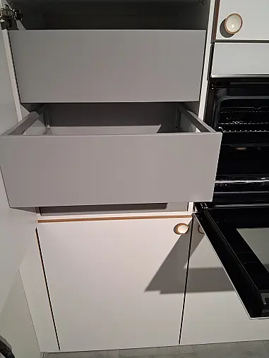 Moderne Design-Küche Schüller SMA Strato Matt in Kristallweiß matt AFP mit H749 Asteiche natur geölt