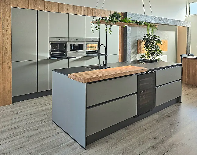 Miele Combi-Dampfgarer m. HydroClean + Backofen m. Kernthermometer, Klimagaren &amp; Pyrolyse + Kaffeeautomat + Wärmeschublade + Gefrierer + XL-Kühlschrank m. Frischschubladen + Geschirrspüler. berbel Muldenlüfter m. Indukt. &amp; permalyt. 2Zonen-Weinkühlschrank