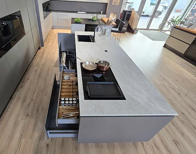 TOP-AKTUELLE HIGH-END GERÄTEAUSSTATTUNG VON GAGGENAU: Backofen mit 300°C -Backstein + separater Dampfbackofen (beide  mit Kerntemperatursensor) + Kaffeeautomat + Wärmeschublade + Vakuumierer! berbel Muldenlüfter mit Infinity-Kochfeld u. permalyt-Filter!