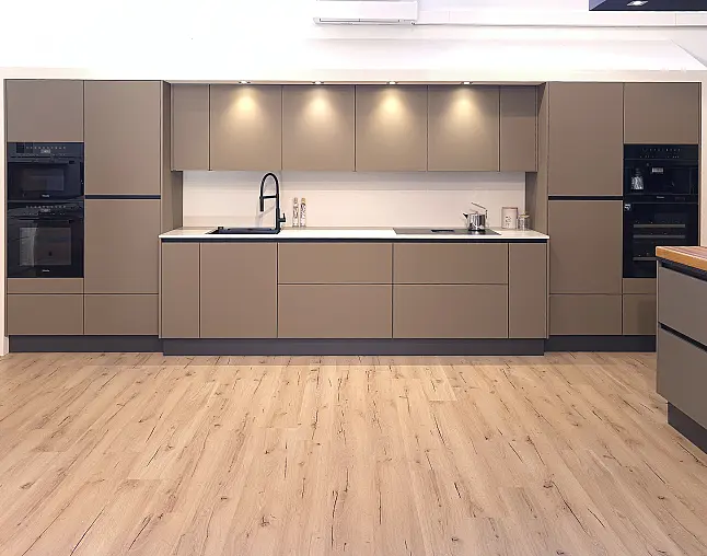 TOP-MIELE-GERÄTEAUSSTATTUNG mit Backofen, Dampfbackofen und Kaffeevollautomat! berbel Muldenlüfter mit permalyt-Filter &amp; Induktionskochfeld! Komfortabel höher platzierter Geschirrspüler! Weinklimaschrank &amp; großer Kühlschrank mit 4-Sterne-Gefrierfach!