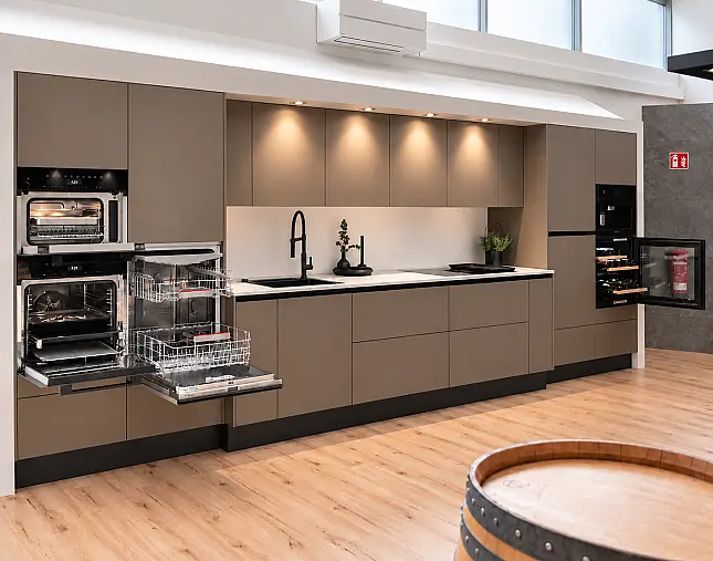 TOP-MIELE-GERÄTEAUSSTATTUNG mit Backofen, Dampfbackofen und Kaffeevollautomat! berbel Muldenlüfter mit permalyt-Filter &amp; Induktionskochfeld! Komfortabel höher platzierter Geschirrspüler! Weinklimaschrank &amp; großer Kühlschrank mit 4-Sterne-Gefrierfach!