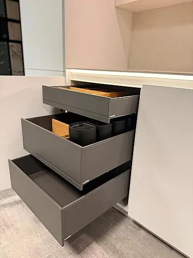 / Nobilia - Smartglas Alpinweiß trifft Edelstahl &amp; Echtholz-Design in Rillenoptik
