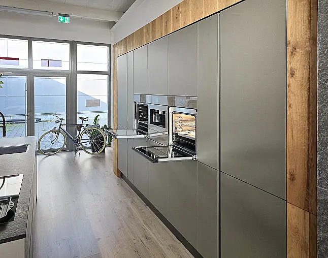 Miele Combi-Dampfgarer m. HydroClean + Backofen m. Kernthermometer, Klimagaren &amp; Pyrolyse + Kaffeeautomat + Wärmeschublade + Gefrierer + XL-Kühlschrank m. Frischschubladen + Geschirrspüler. berbel Muldenlüfter m. Indukt. &amp; permalyt. 2Zonen-Weinkühlschrank
