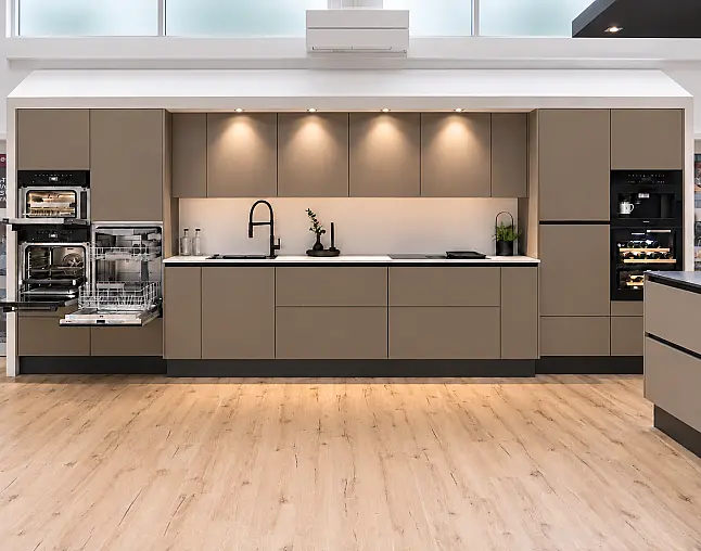 TOP-MIELE-GERÄTEAUSSTATTUNG mit Backofen, Dampfbackofen und Kaffeevollautomat! berbel Muldenlüfter mit permalyt-Filter &amp; Induktionskochfeld! Komfortabel höher platzierter Geschirrspüler! Weinklimaschrank &amp; großer Kühlschrank mit 4-Sterne-Gefrierfach!