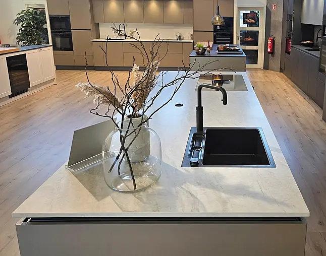 TOP-AKTUELLE HIGH-END GERÄTEAUSSTATTUNG VON GAGGENAU: Backofen mit 300°C -Backstein + separater Dampfbackofen (beide  mit Kerntemperatursensor) + Kaffeeautomat + Wärmeschublade + Vakuumierer! berbel Muldenlüfter mit Infinity-Kochfeld u. permalyt-Filter!