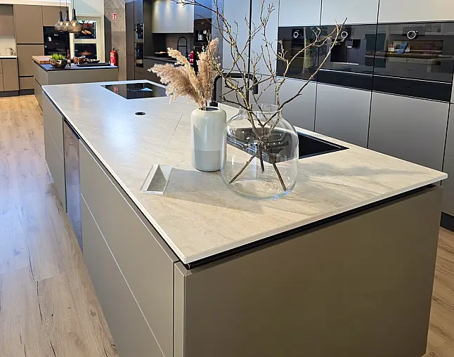 TOP-AKTUELLE HIGH-END GERÄTEAUSSTATTUNG VON GAGGENAU: Backofen mit 300°C -Backstein + separater Dampfbackofen (beide  mit Kerntemperatursensor) + Kaffeeautomat + Wärmeschublade + Vakuumierer! berbel Muldenlüfter mit Infinity-Kochfeld u. permalyt-Filter!