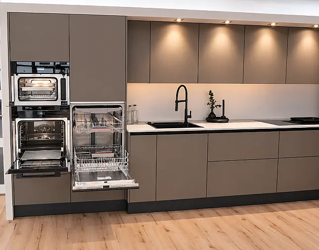 TOP-MIELE-GERÄTEAUSSTATTUNG mit Backofen, Dampfbackofen und Kaffeevollautomat! berbel Muldenlüfter mit permalyt-Filter &amp; Induktionskochfeld! Komfortabel höher platzierter Geschirrspüler! Weinklimaschrank &amp; großer Kühlschrank mit 4-Sterne-Gefrierfach!