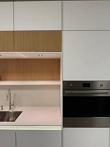 / Nobilia - Smartglas Alpinweiß trifft Edelstahl &amp; Echtholz-Design in Rillenoptik