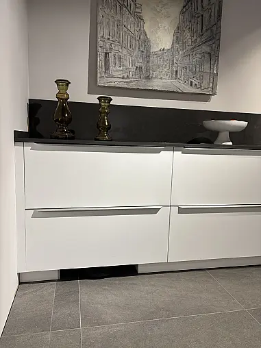 Elegante Küche mit Kochinsel, hochwertiger Quarzkomposit Arbeitsplatte + Zugangstür zu HWR
