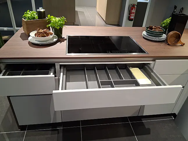 Moderne Design-Küche Mondo Ferna in Lack Steingrau matt mit Nussbaum NB