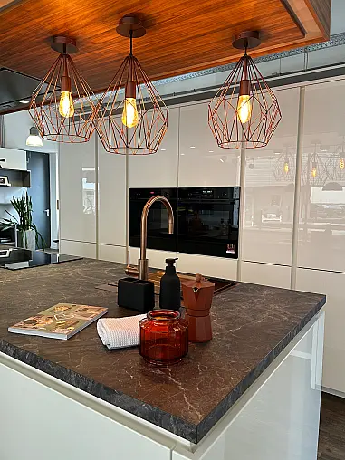 Designküche in Brillantweiß Hochglanz mit Marmoroptik