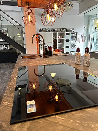Designküche in Brillantweiß Hochglanz mit Marmoroptik