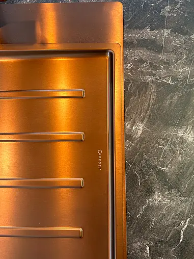 Designküche in Brillantweiß Hochglanz mit Marmoroptik