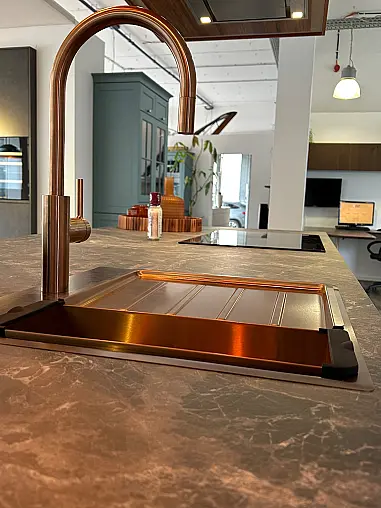 Designküche in Brillantweiß Hochglanz mit Marmoroptik