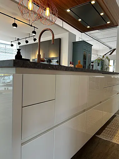 Designküche in Brillantweiß Hochglanz mit Marmoroptik