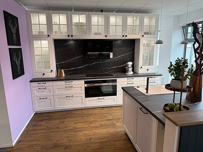 Moderner Landhauslook in weiß mit MIELE-Geräten und Villeroy&amp;Boch-Keramikspüle (3,55 m + 2,60 x 1,40 m)