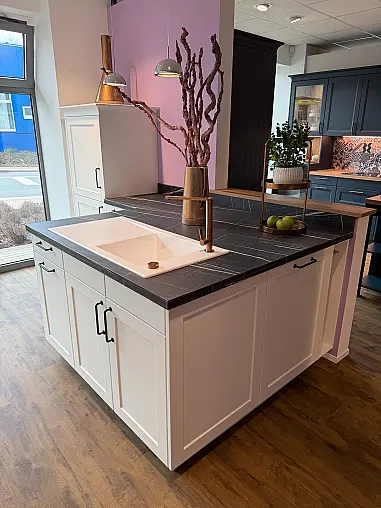 Moderner Landhauslook in weiß mit MIELE-Geräten und Villeroy&amp;Boch-Keramikspüle (3,55 m + 2,60 x 1,40 m)