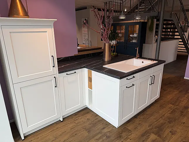 Moderner Landhauslook in weiß mit MIELE-Geräten und Villeroy&amp;Boch-Keramikspüle (3,55 m + 2,60 x 1,40 m)