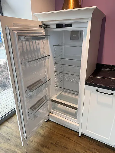 Moderner Landhauslook in weiß mit MIELE-Geräten und Villeroy&amp;Boch-Keramikspüle (3,55 m + 2,60 x 1,40 m)