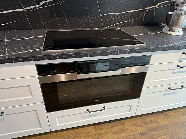 Moderner Landhauslook in weiß mit MIELE-Geräten und Villeroy&amp;Boch-Keramikspüle (3,55 m + 2,60 x 1,40 m)