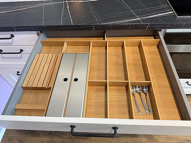 Moderner Landhauslook in weiß mit MIELE-Geräten und Villeroy&amp;Boch-Keramikspüle (3,55 m + 2,60 x 1,40 m)