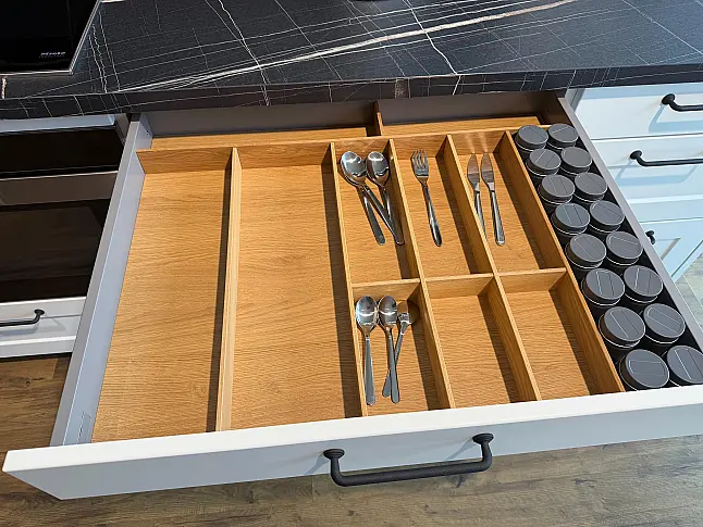 Moderner Landhauslook in weiß mit MIELE-Geräten und Villeroy&amp;Boch-Keramikspüle (3,55 m + 2,60 x 1,40 m)
